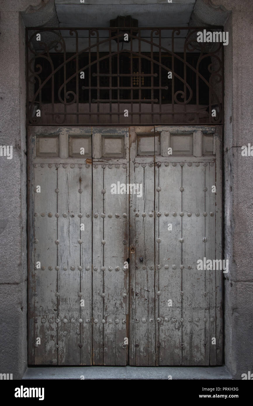 Puerta de madera pintada en gris en MAdrid Stock Photo