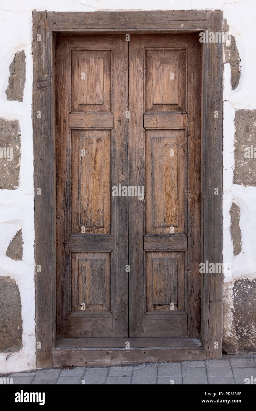 Old white wooden front door hi-res stock photography and images - Page 4 -  Alamy, image size:866x1390
