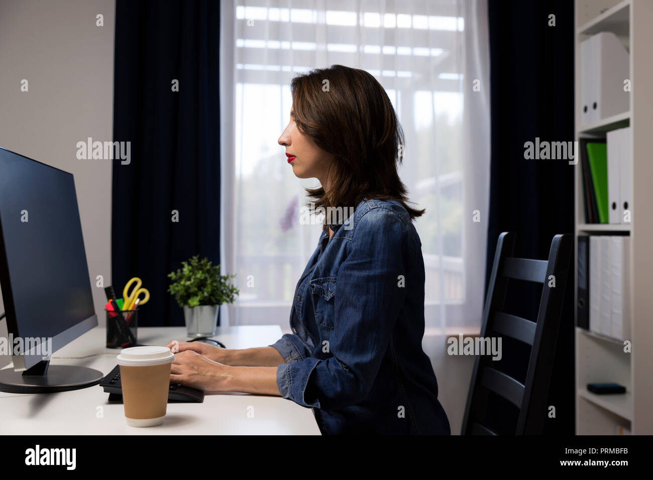 Black women working office hi-res stock photography and images - Alamy