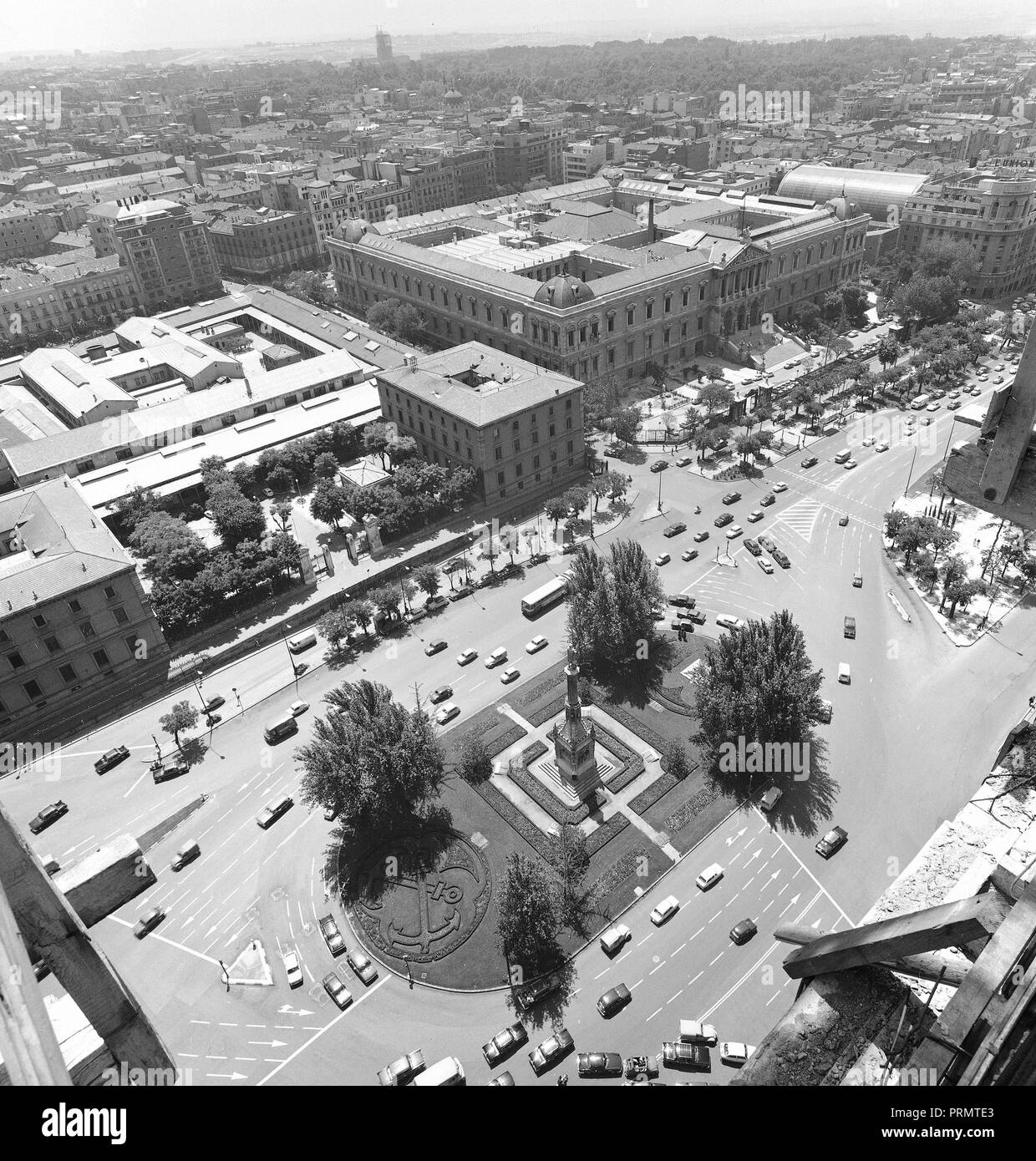 PLAZA DE COLON - FOTOGRAFIA EN BLANCO Y NEGRO - AÑOS 60. Location: PLAZA DE  COLON. SPAIN Stock Photo - Alamy