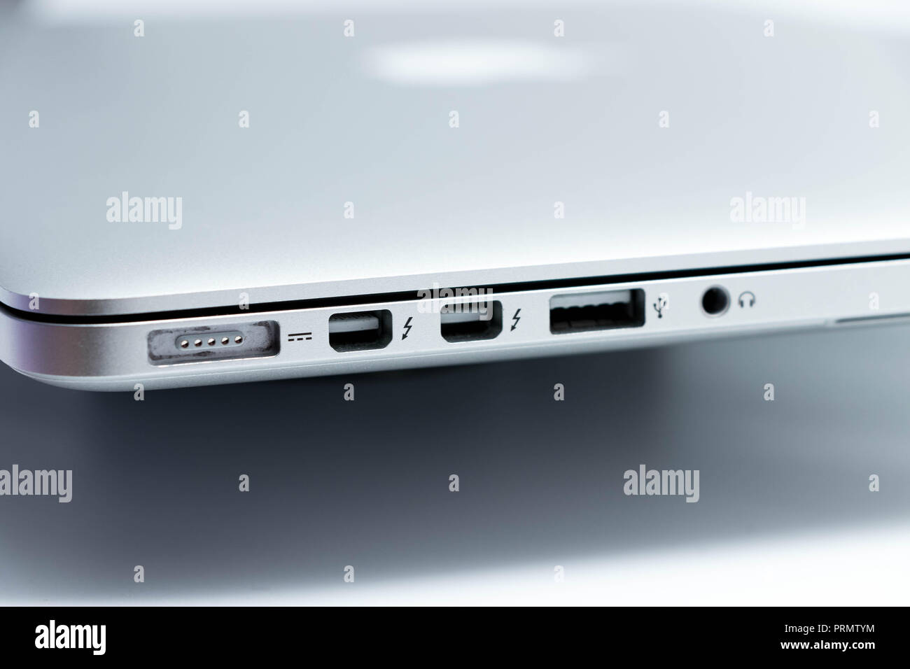 Computer Laptop apple MacBook Pro usb HDMI port Stock Photo - Alamy