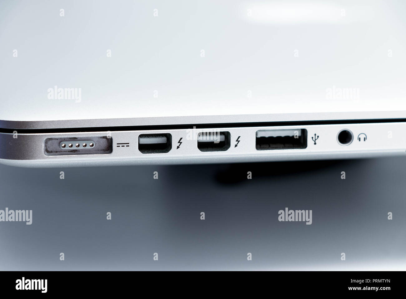 taal jam Reserve Computer Laptop apple MacBook Pro usb HDMI port Stock Photo - Alamy