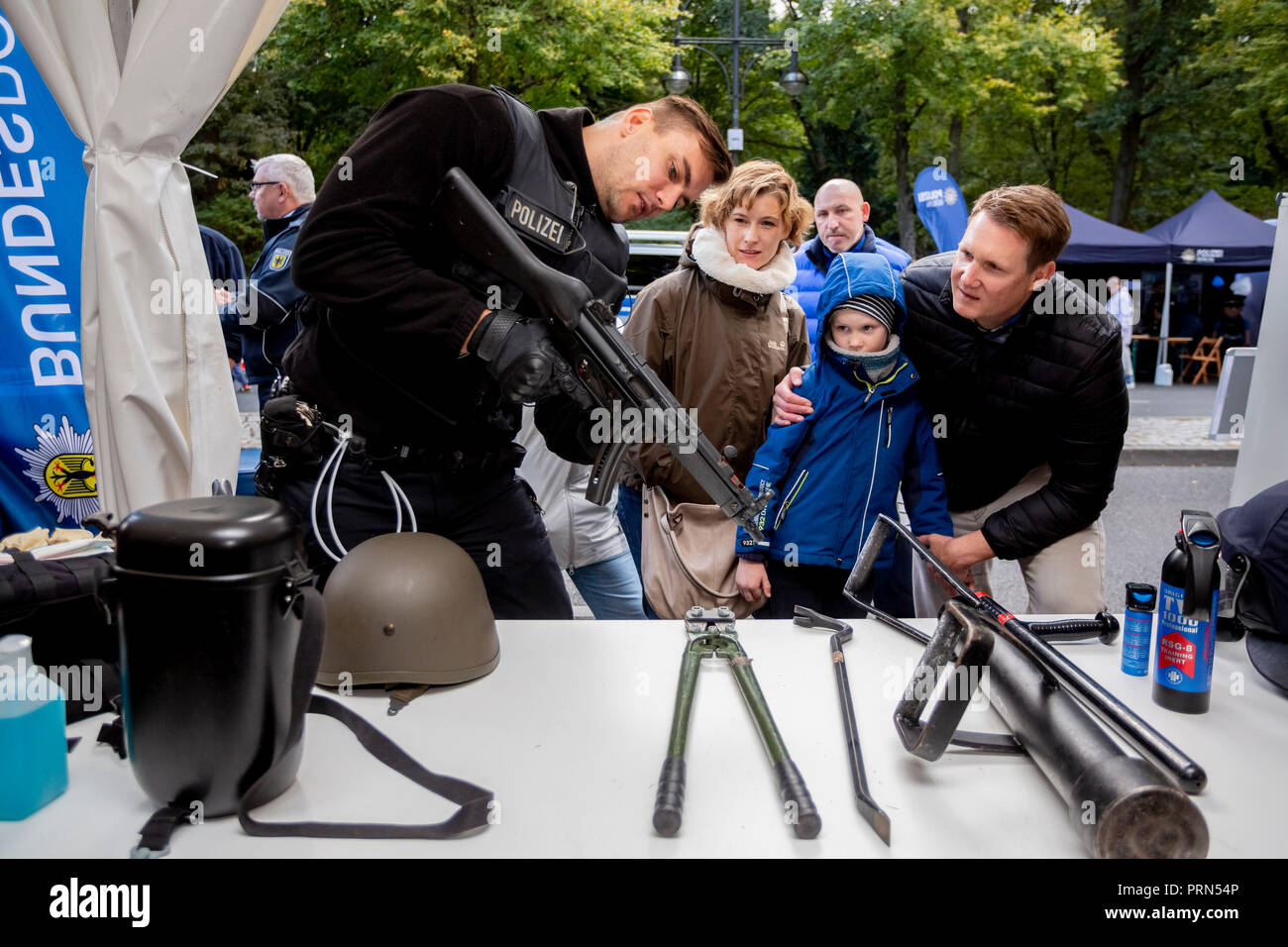 03 October 2018, Berlin: An official of the Federal Police shows the MP 5 machine pistol among other equipment at the Bürgerfest on the day of the German Unity Family Dörffel. The three-day celebration has the motto 'Only with you'. Photo: Christoph Soeder/dpa Stock Photo