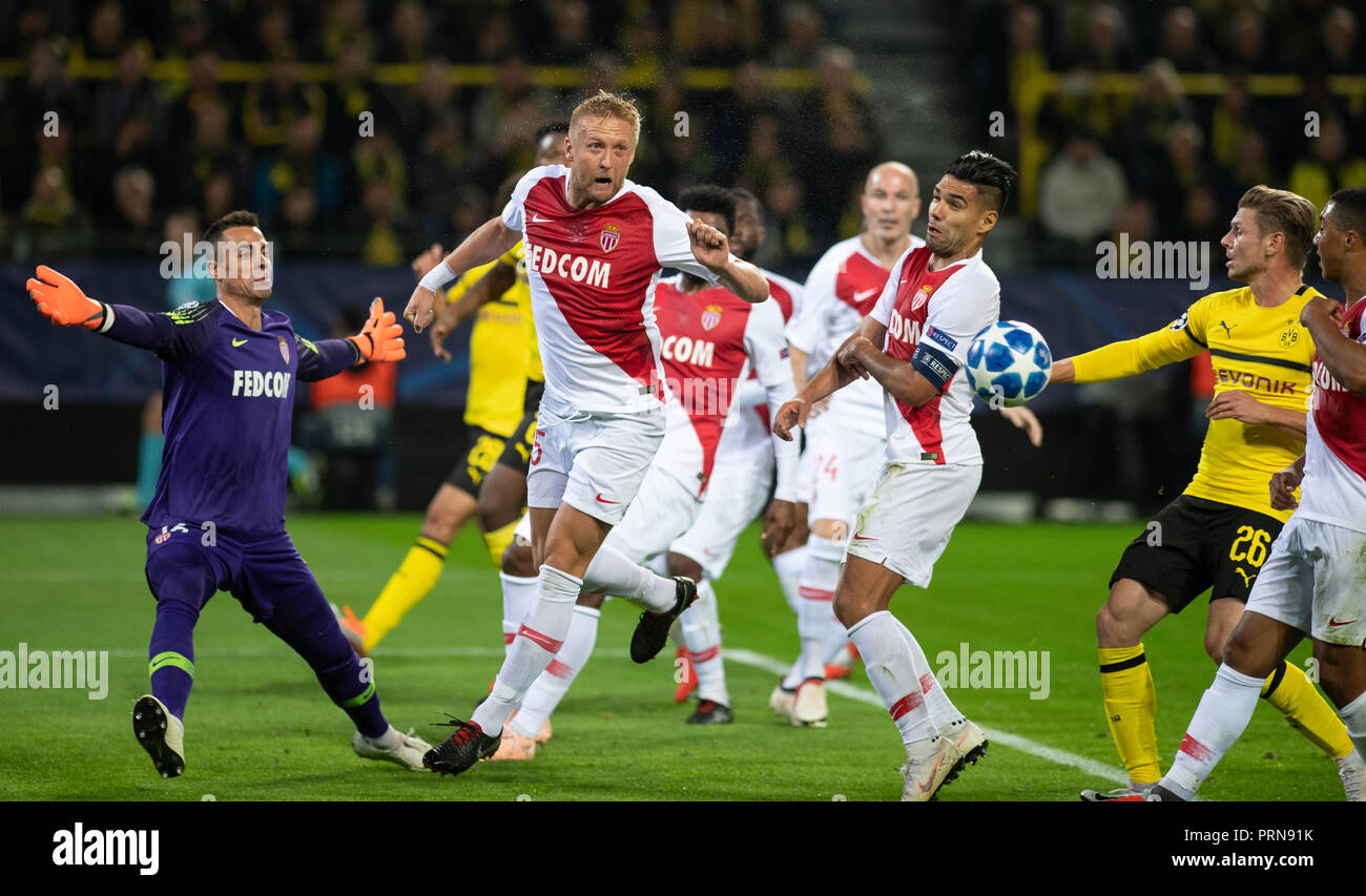 03 October 2018, North Rhine-Westphalia, Dortmund: Soccer: Champions League, Borussia Dortmund - AS Monaco, Group stage, Group A, 2nd matchday. Dortmund's Lukasz Piszczek (r) and goalkeepers Diego Benaglio, Kamil Glik and Radamel Falcao (L-R) from Monaco are trying to get the ball. Photo: Bernd Thissen/dpa Stock Photo