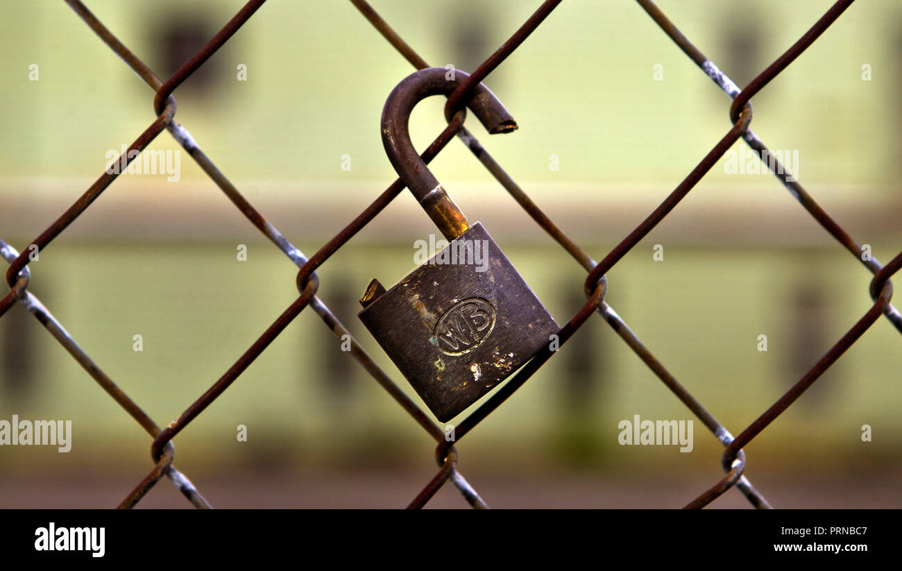 Chain and lock on a chainlink fence Stock Photo by ©tom@tnphoto.ca 174607686