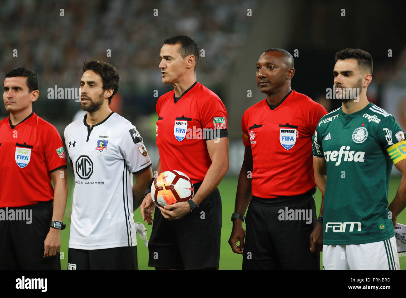 SÃO PAULO, SP - 03.10.2018: PALMEIRAS X COLO COLO - Referee Wilmar Roldán (COL) between captains Jorge Valdivia and Bruno Henrique during the match between Palmeiras and Colo-Colo (CHI) held at Allianz Park, West Zone of São Paulo. The match is the second match in the quarterfinals of the 2018 Copa Libertadores. (Photo: Ricardo Moreira/Fotoarena) Stock Photo