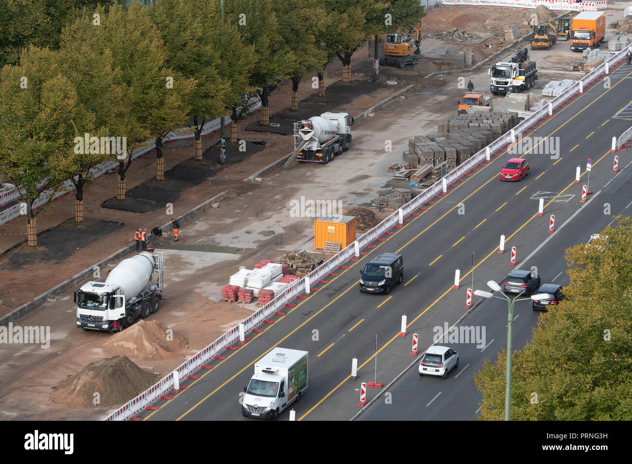 04 October 2018, Berlin: A large construction site extends along Karl-Marx-Allee between Otto-Braun-Straße/Alexanderstraße and Strausberger Platz. The entire area is expected to be rebuilt by summer 2020: The number of lanes for cars is reduced from six to four. On both sides of the road, four-metre-wide, specially secured cycle paths are being built. Photo: Paul Zinken/dpa Stock Photo