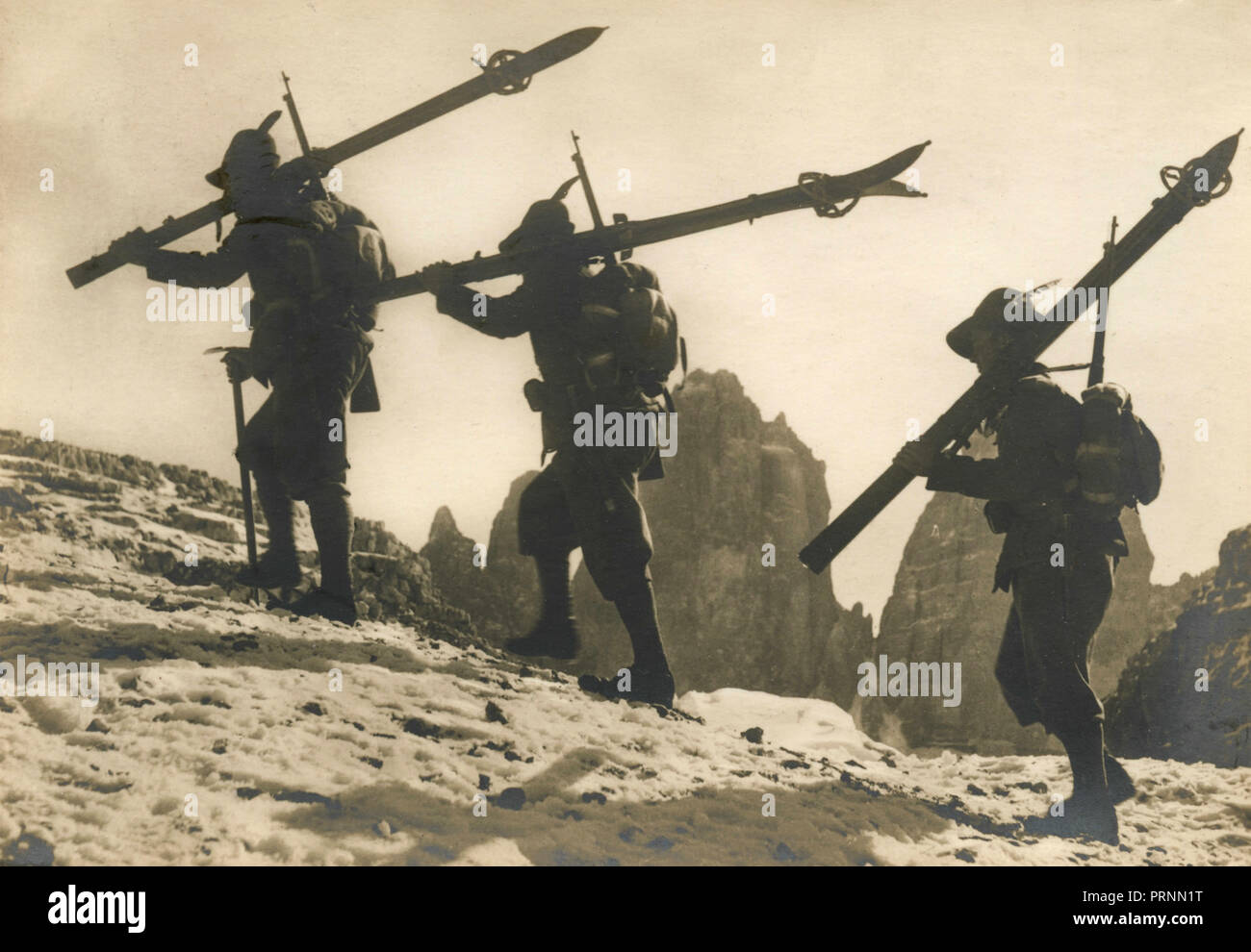 Alpine soldiers climbing a mountain, Italy 1930s Stock Photo