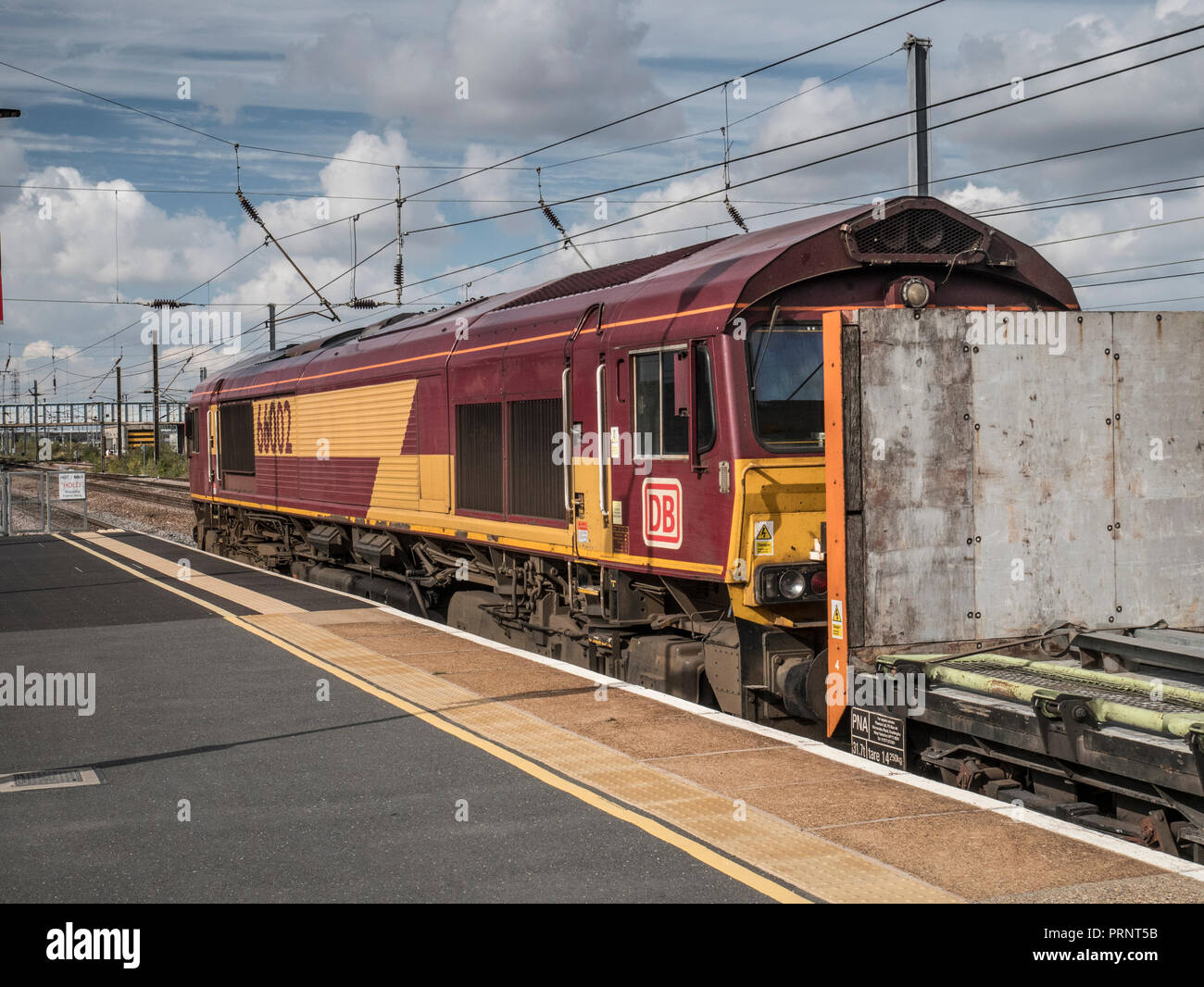 Class 66 diesel locomotive 66002 hi res stock photography and images