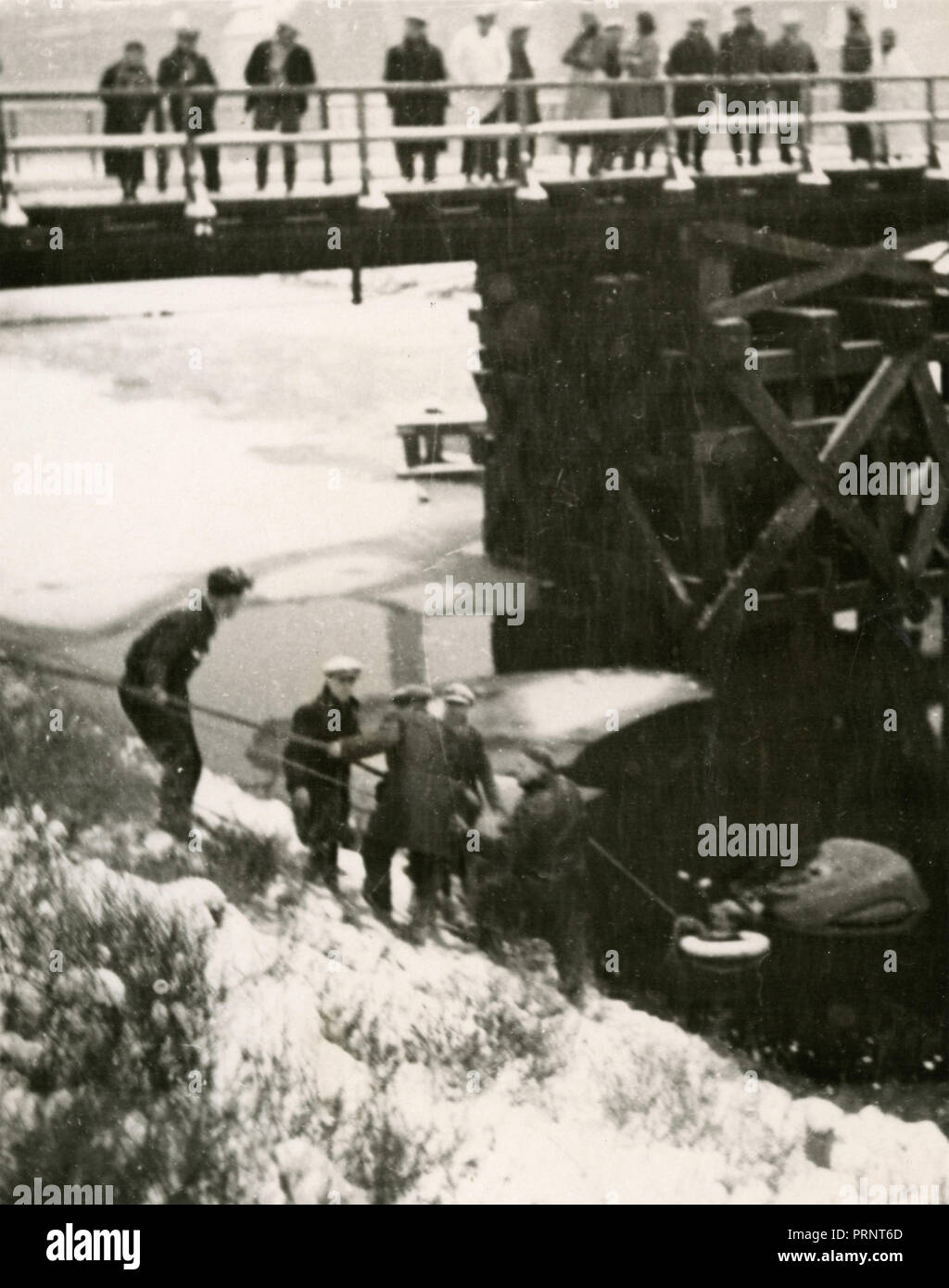 Car accident salvaging, Bruges et Gand, Belgium 1938 Stock Photo
