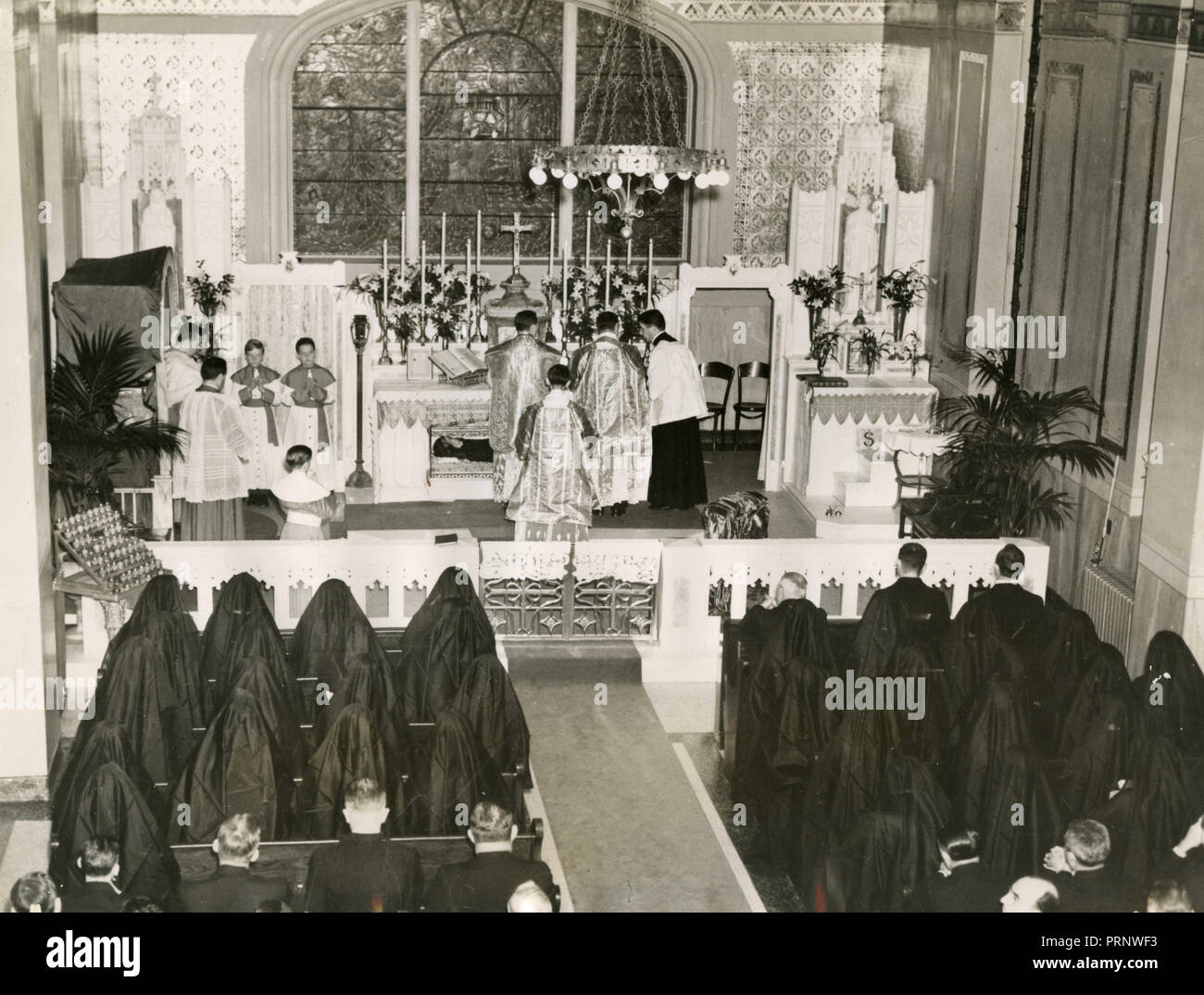 Rev. Stephen Fiedler and Rev. Cicognani celebrating mass at Mother Cabrini's tomb, New York, USA 1938 Stock Photo