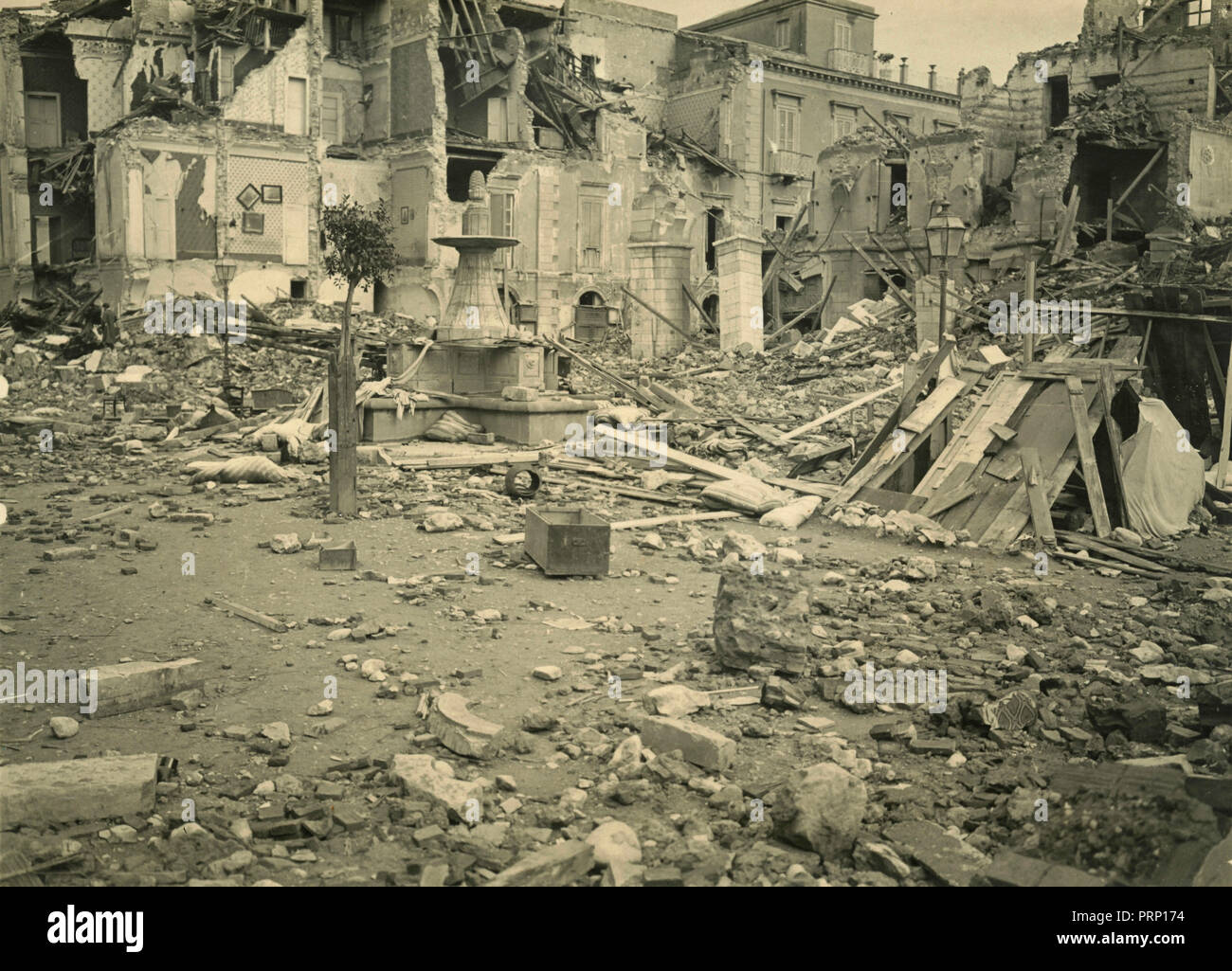 After the earthquake of 1908 in Messina: Piazza Duomo Stock Photo