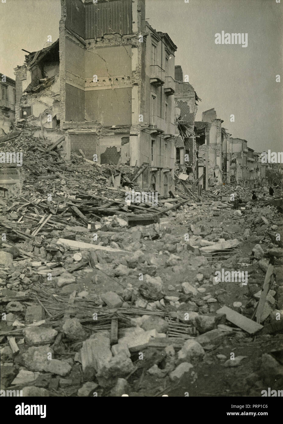 After the earthquake of 1908 in Messina: people looking Stock Photo