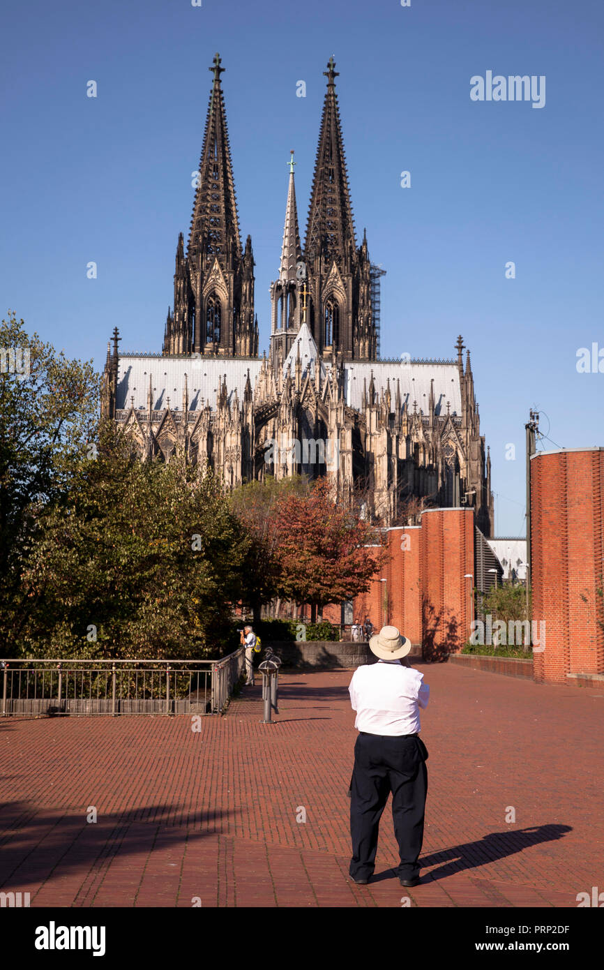 tourist in front of the cathedral, east side, Cologne, Germany.  Tourist vor dem  Dom, Ostseite, Koeln, Deutschland. Stock Photo