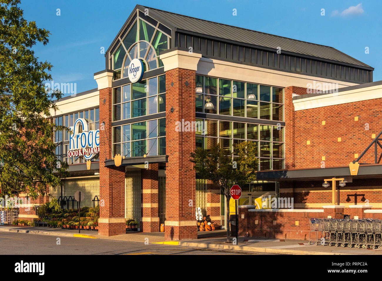 https://c8.alamy.com/comp/PRPC2A/kroger-food-pharmacy-store-in-metro-atlanta-georgia-kroger-is-the-worlds-largest-supermarket-chain-in-terms-of-annual-revenue-usa-PRPC2A.jpg