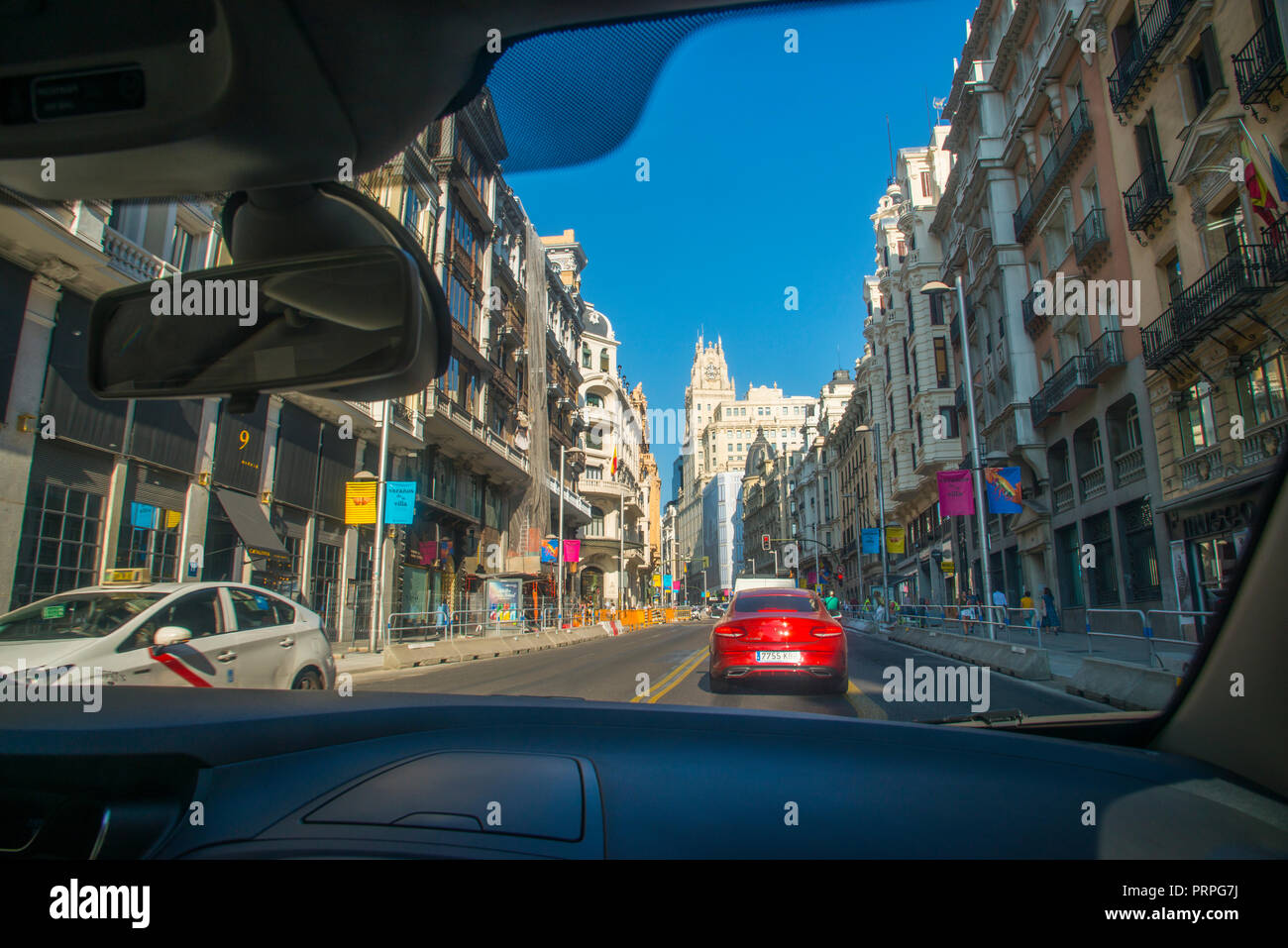 Automóveis E Peões Em Grão Via Central Madrid Espanha Em Direção à