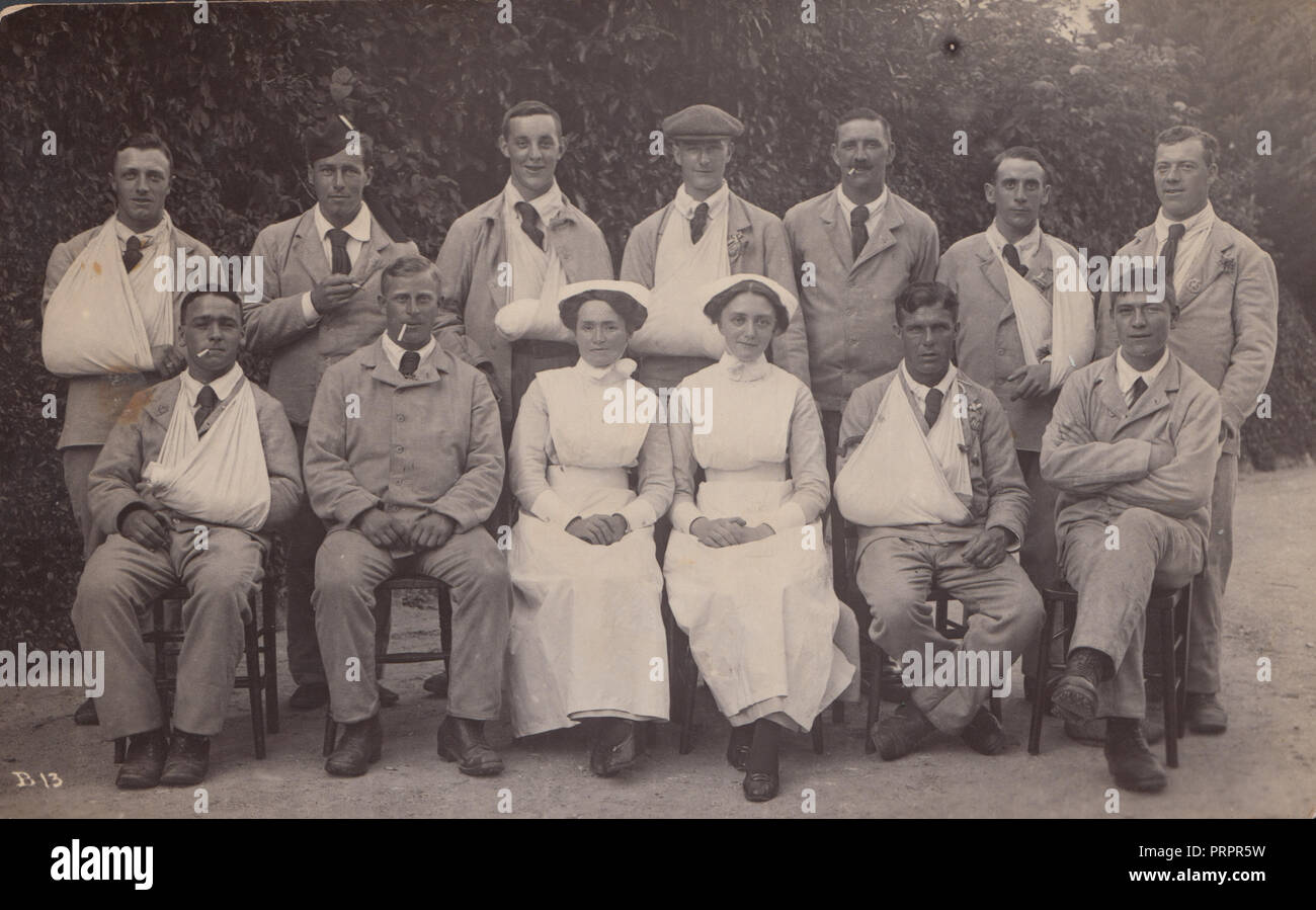 * Vintage 1916 Photograph Showing a Group of Wounded WW1 British Army Soldiers and Two Nurses. Stock Photo