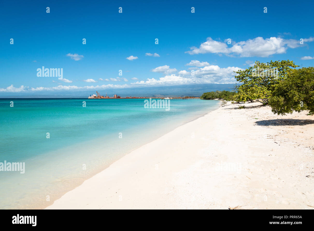 picturesque Beach of 'Playa Cabo Rojo' in the north of 'Bahia de las Aguilas' around Pedernales and Jaragua National park, Dominican Republic Stock Photo
