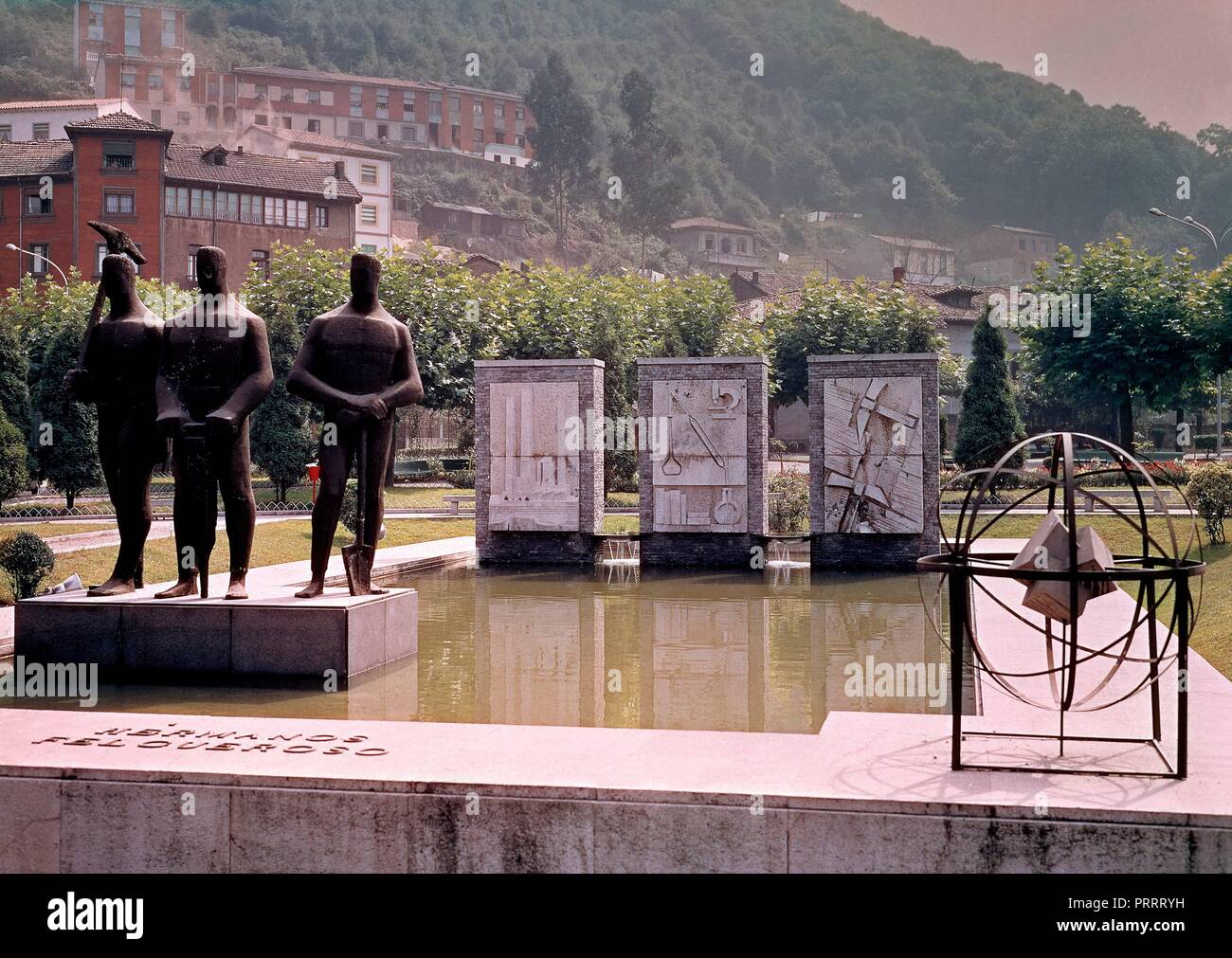 CONJUNTO ESCULTORICO DEDICADO A LOS EMPRESARIOS ASTURIANOS HERMANOS FELGUEROSO EN EL PARQUE DE CIAÑO. Location: PARQUE DE CIAÑO. Langreo. ASTURIAS. Stock Photo