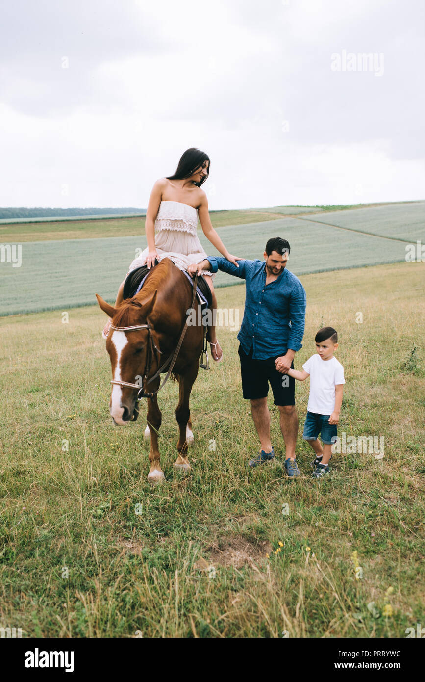 донской козак на лошади. отец сын конь. папа и сын на лошади. два человека на лошади. отец с лошадью.