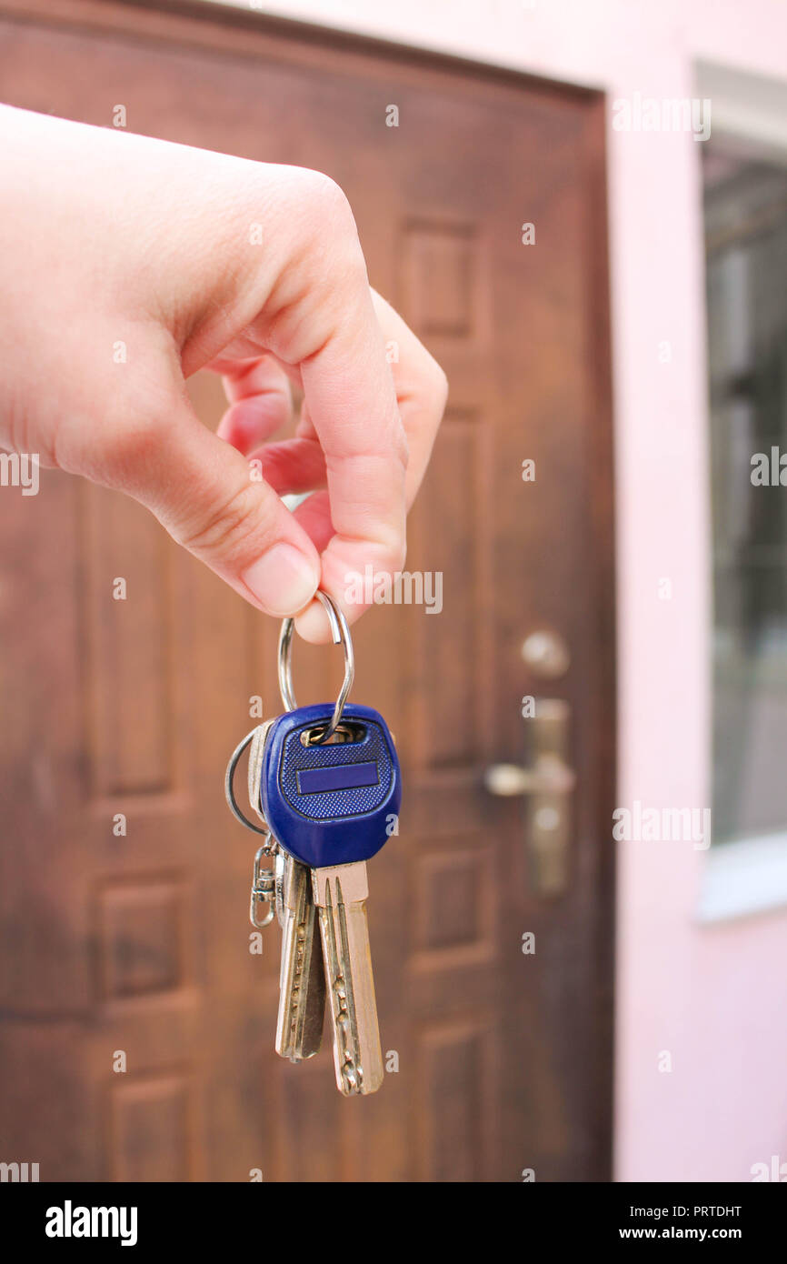 Запиши по группам ключи от квартиры. Ключи от квартиры в руке. Ключ рука квартира. Долгожданные ключи от квартиры. Ключи от новой квартиры в руках.