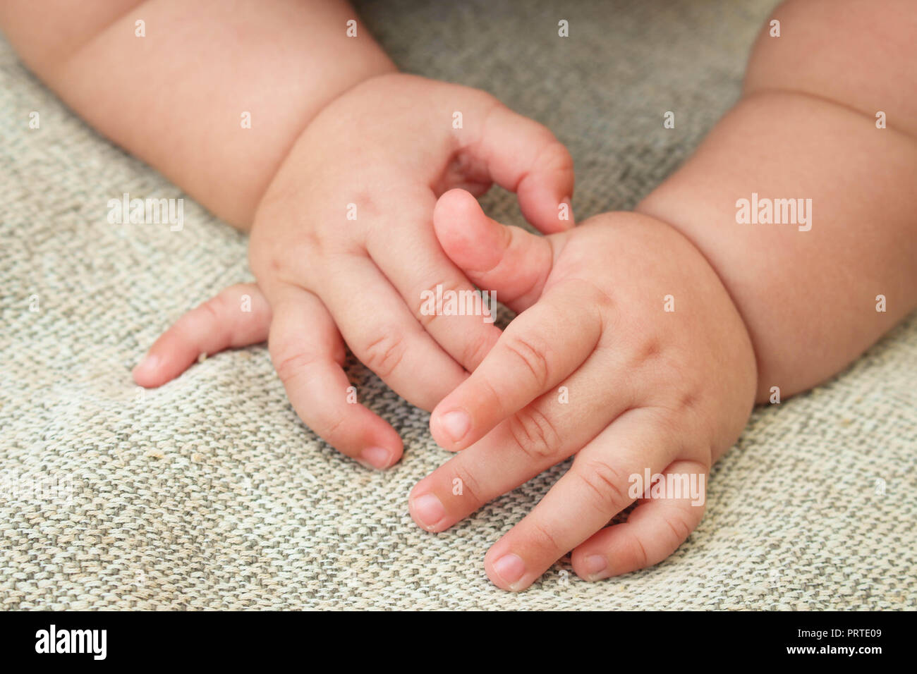 Newborn baby's hands Stock Photo - Alamy