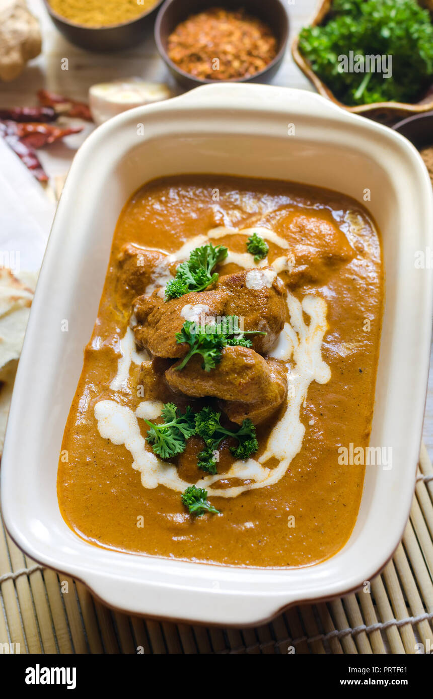 Butter chicken curry with naan. Traditional Indian food Stock Photo Alamy