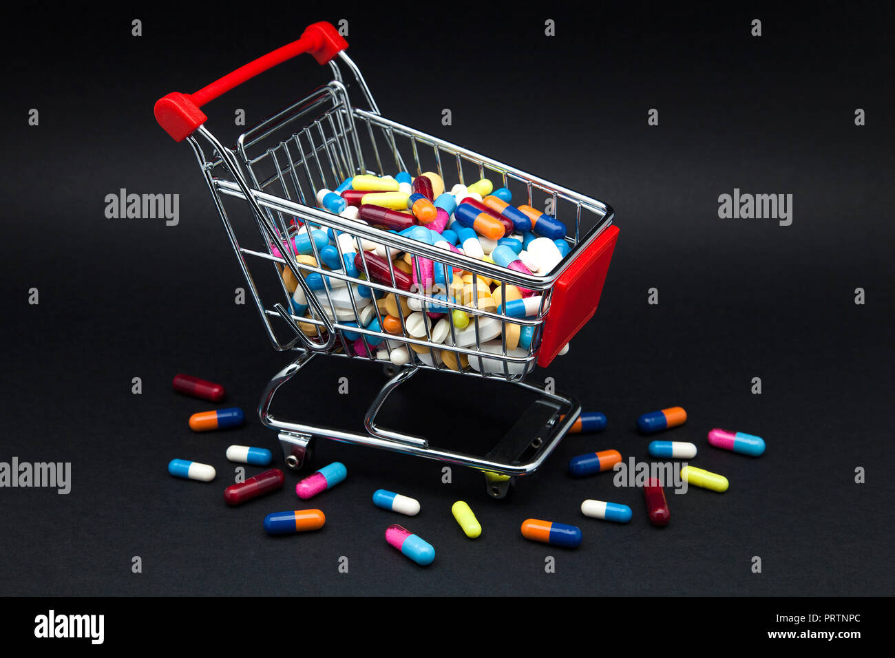 Cart Capsule capsules and pills in a grocery shopping cart Stock Photo - Alamy