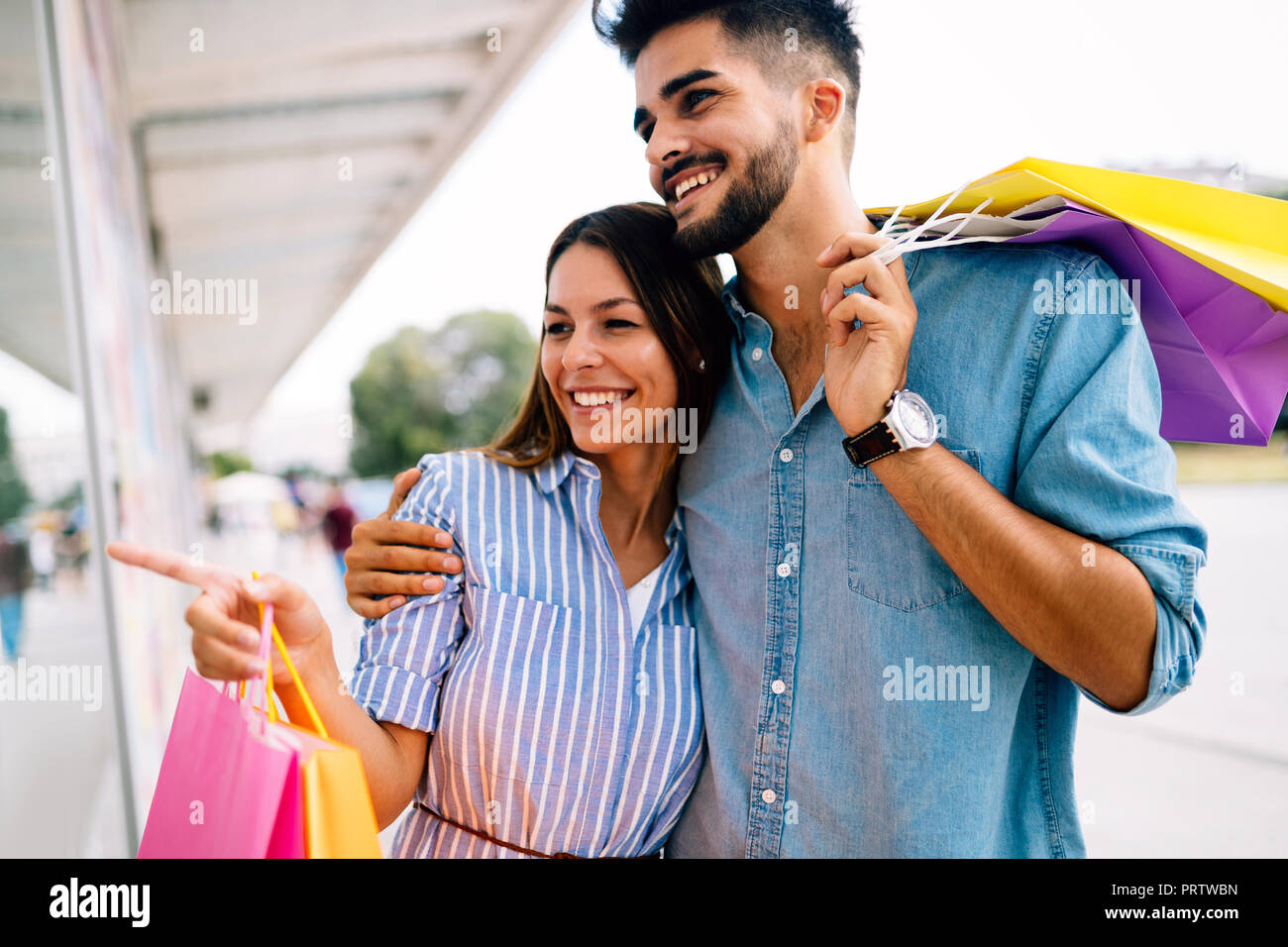 Un uomo lo shopping su  utilizzando una carta regalo Foto stock -  Alamy