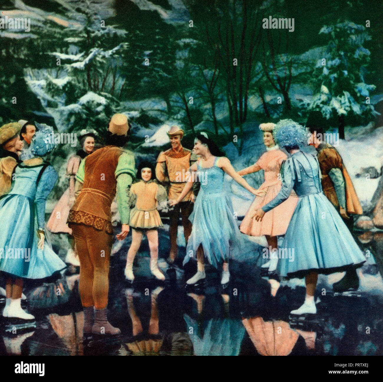 Schneewittchen The Three Stooges Aka Snow White And The Three Stooges Usa 1961 Regie Walter Lang Darsteller Moe Howard Larry Fine Carol Heiss Stock Photo Alamy