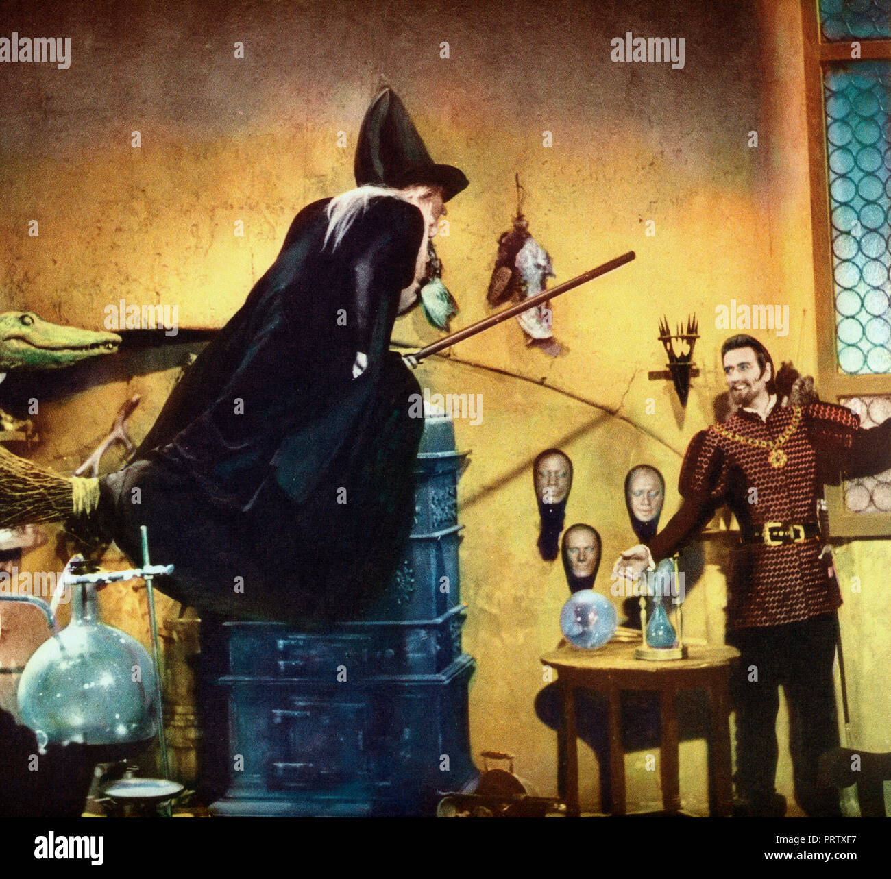 Schneewittchen The Three Stooges Aka Snow White And The Three Stooges Usa 1961 Regie Walter Lang Darsteller Moe Howard Larry Fine Carol Heiss Stock Photo Alamy