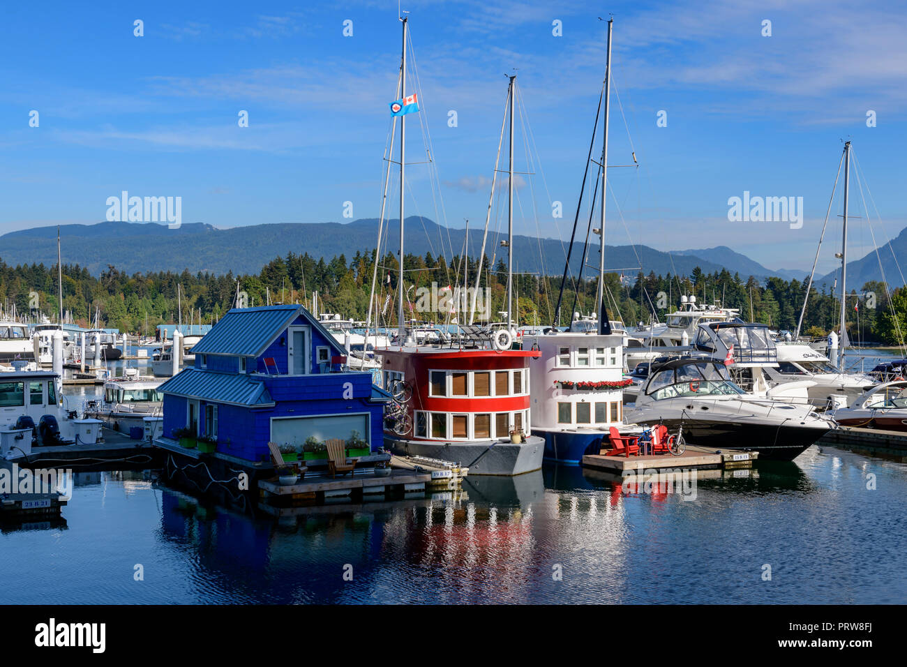 Delightfully quirky houseboats in Coal Harbour marina, Vancouver Stock Photo