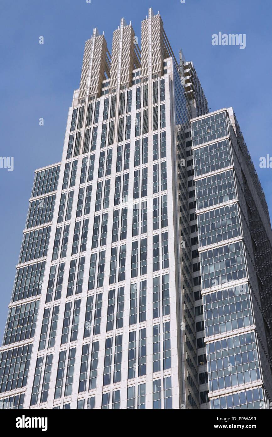 CHICAGO, USA - JUNE 26, 2013: Chicago Title & Trust Center office tower. It  is 756 ft (230 m) tall and was completed in 1990. It hosts Accenture compa  Stock Photo - Alamy