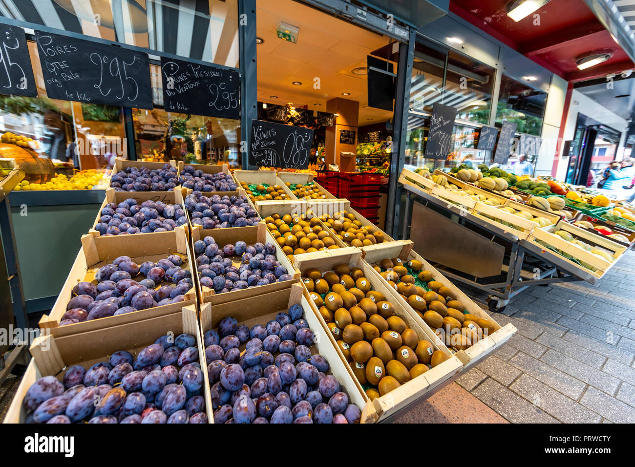 https://c8.alamy.com/comp/PRWCTY/greengrocers-shop-dunkirk-france-PRWCTY.jpg