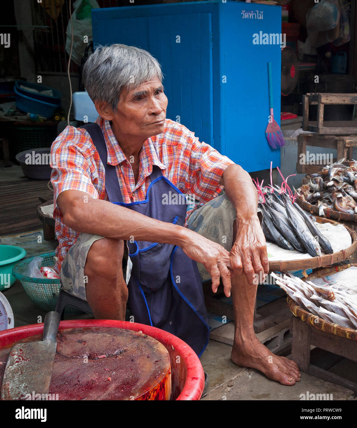 Butcher, Maeklong railroad tracks market, Bangkok, Thailand Stock Photo