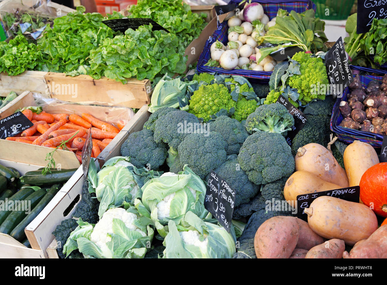 Organic and fresh green vegetables at market stall Stock Photo - Alamy