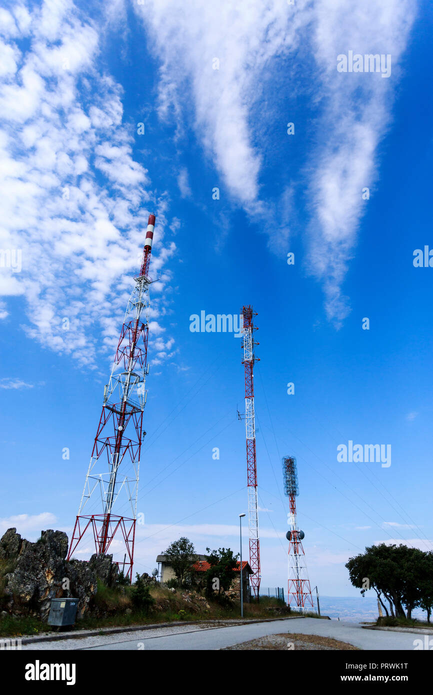Set of relay antennas installed at an altitude of