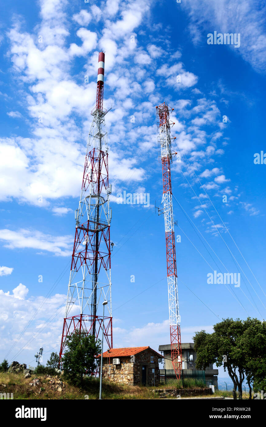 Set of relay antennas installed at an altitude of