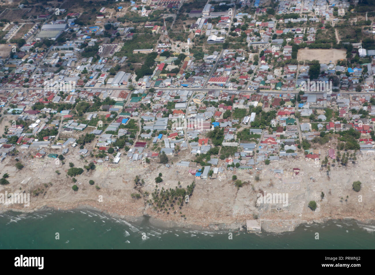 HANDOUT - 04 October 2018, Indonesia, Palu: An aerial photograph shows destruction on the beach of the port city. The region was particularly hard hit by the earthquake and the subsequent tsunami. A first advance team of the aid organisation 'I.S.A.R. Germany' has arrived in the Indonesian disaster area of Central Sulawesi. (to dpa 'Desolation and tragedy' in Indonesia - help is slowly coming along' on 04.10.2018) Photo: Stefan Heine/Isar Germany/dpa - ACHTUNG: Nur zur redaktionellen Verwendung im Zusammenhang mit der aktuellen Berichterstattung und nur mit vollständiger Nennung des vorstehend Stock Photo