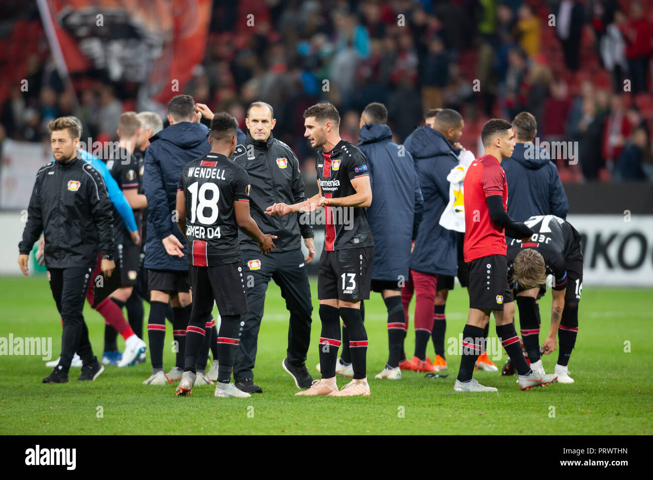 Leverkusen, Germany, October 4 2018, UEFA Europa League, 2018/19 Season,  group A matchday 2, Bayer 04 Leverkusen vs AEK Larnaka: Wendell (B04),  Manager Heiko Herrlich (B04), Lucas Alario (B04) nach dem Abpfiff.