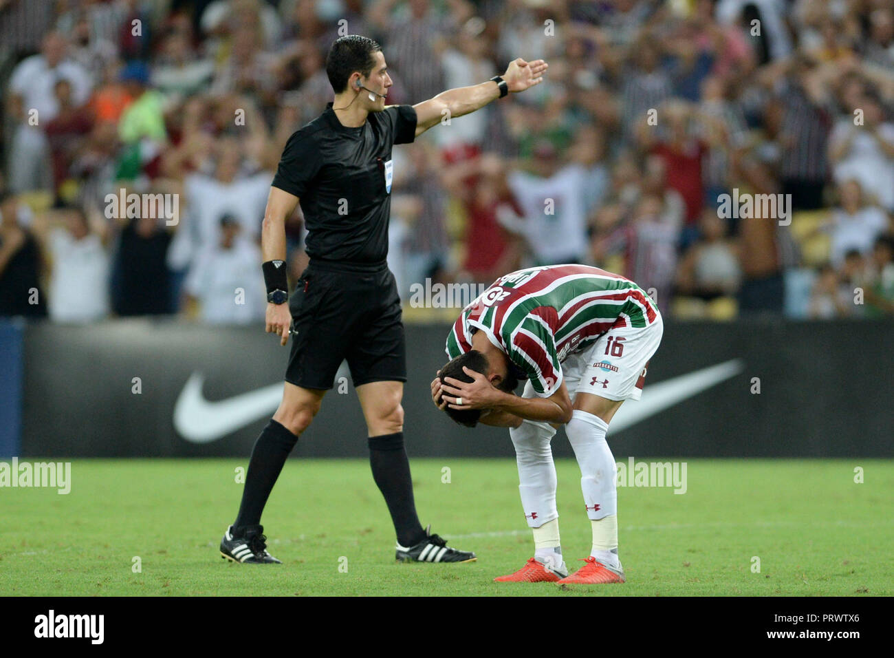 Rio De Janeiro, Brazil. 04th Oct, 2018. Jadson and referee Andres Rojas during Fluminense vs. Deportivo Cuenca, a match valid for the return match of the Copa Sudamericana, held at the Maracanã stadium in Rio de Janeiro, RJ, on Thursday (04). Credit: Celso Pupo/FotoArena/Alamy Live News Stock Photo