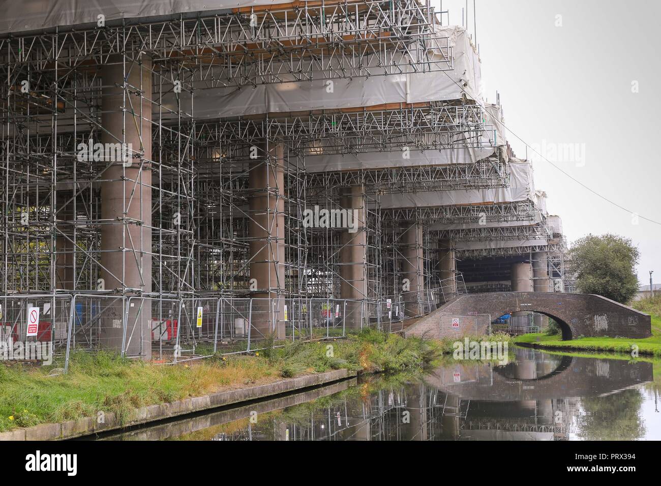Oldbury, West Midlands, UK. 5th October, 2018. Scaffolding under the Oldbury Viaduct section of the M5 motorway. Highways England have said that essential repairs between junctions 1 and 2 will now not finish until spring 2019 due to the exceptional hot weather this summer. The news is not welcomed by motorists who have had to endure long delays due to lane closures and speed restrictions of 30mph on that stretch. The Oldbury Viaduct M5 carries 120,000 vehicles a day. Peter Lopeman/Alamy Live News Stock Photo