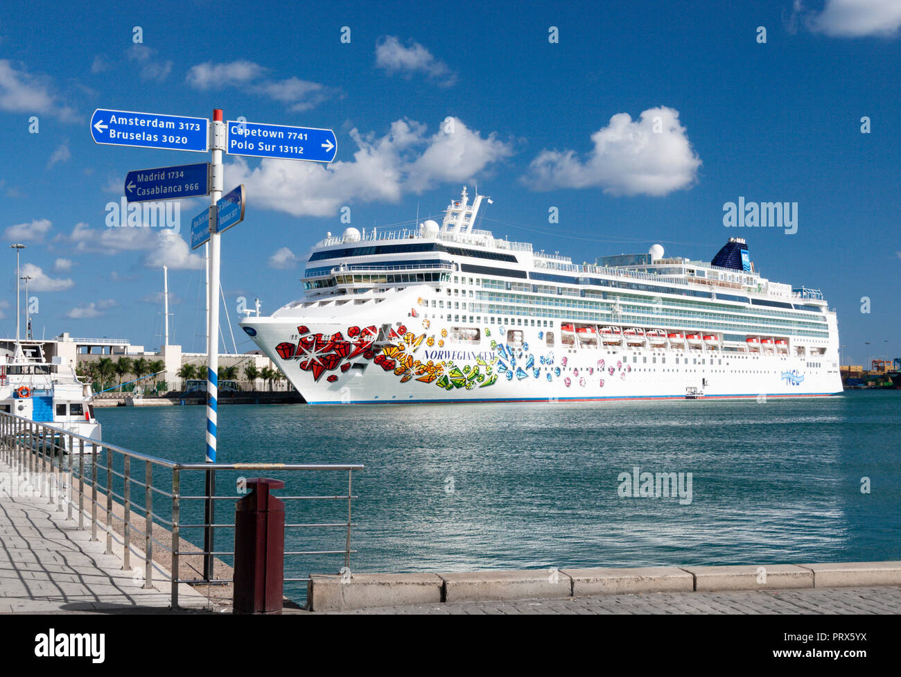 Norwegian Gem cruise ship in Las Palmas, Gran Canaria, Canary Islands,  Spain Stock Photo - Alamy
