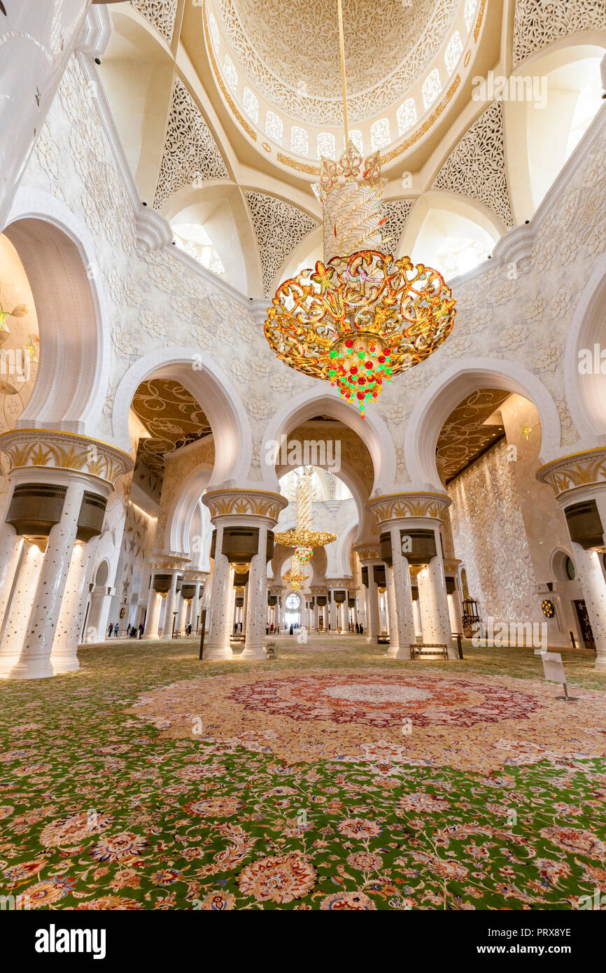 A Swarovski chandelier in the Sheikh Zayed Grand Mosque in Abu Dhabi, UAE  Stock Photo - Alamy