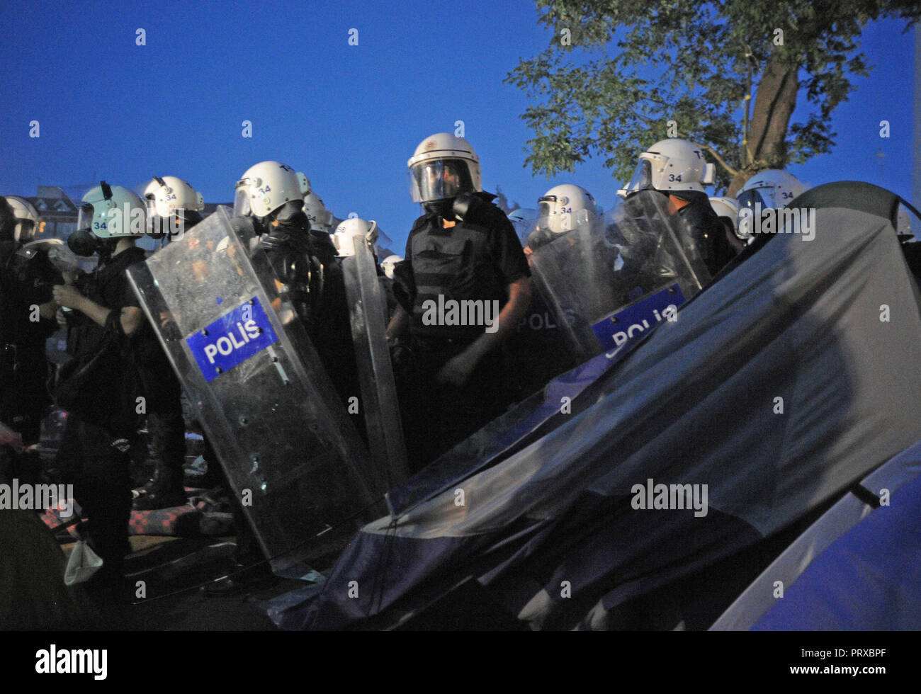 June 15, 2013 - Istanbul, Turkey: Turkish police storm Istanbul's Gezi Park to evict hundreds of anti-government protesters. Les policiers turcs investissent le parc Gezi, evacuant les manifestants opposes a la politique du Premier ministre Recep Tayyip Erdogan. *** FRANCE OUT / NO SALES TO FRENCH MEDIA *** Stock Photo