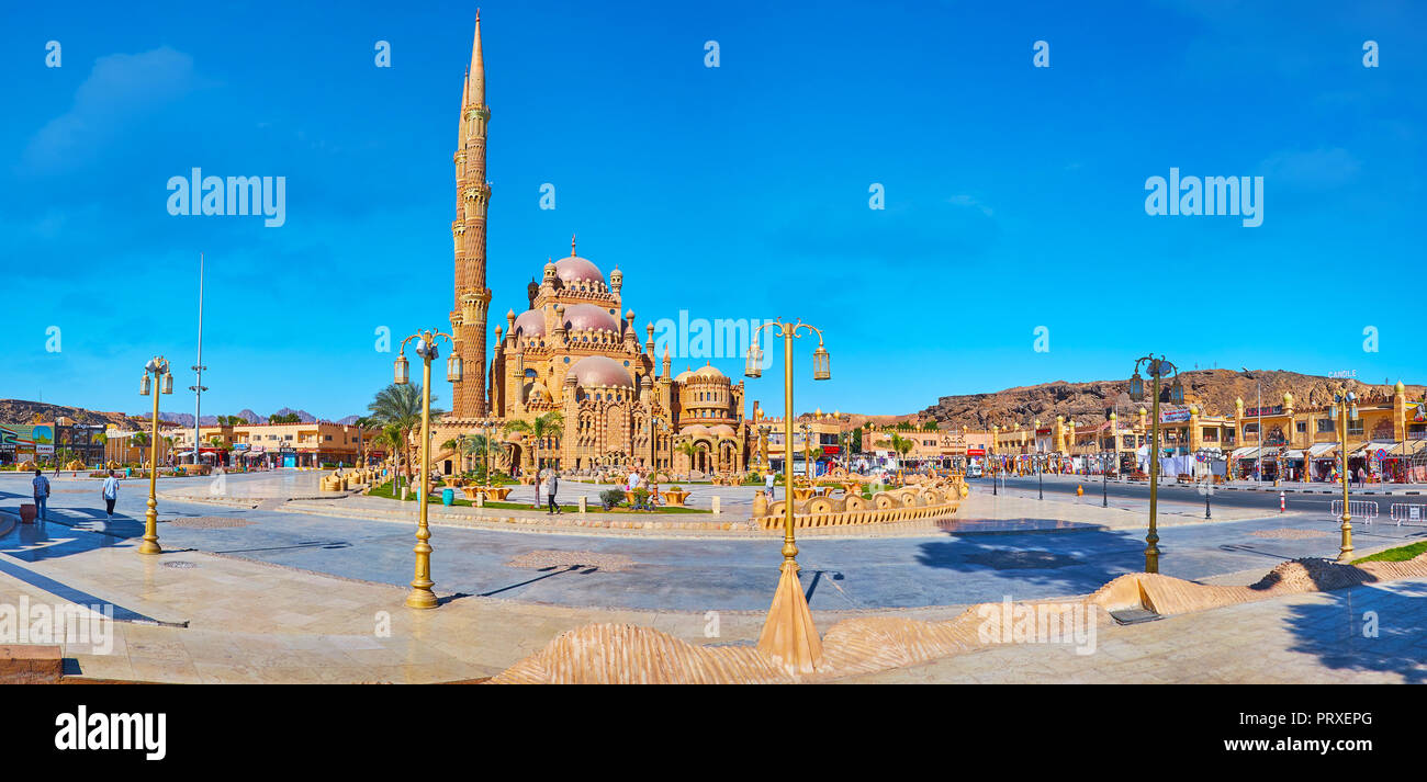 SHARM EL SHEIKH, EGYPT- DECEMBER 26, 2017: Al Sahaba (Al Mustafa) mosque is one of the main landmarks of resort, surrounded by the shopping quarters o Stock Photo