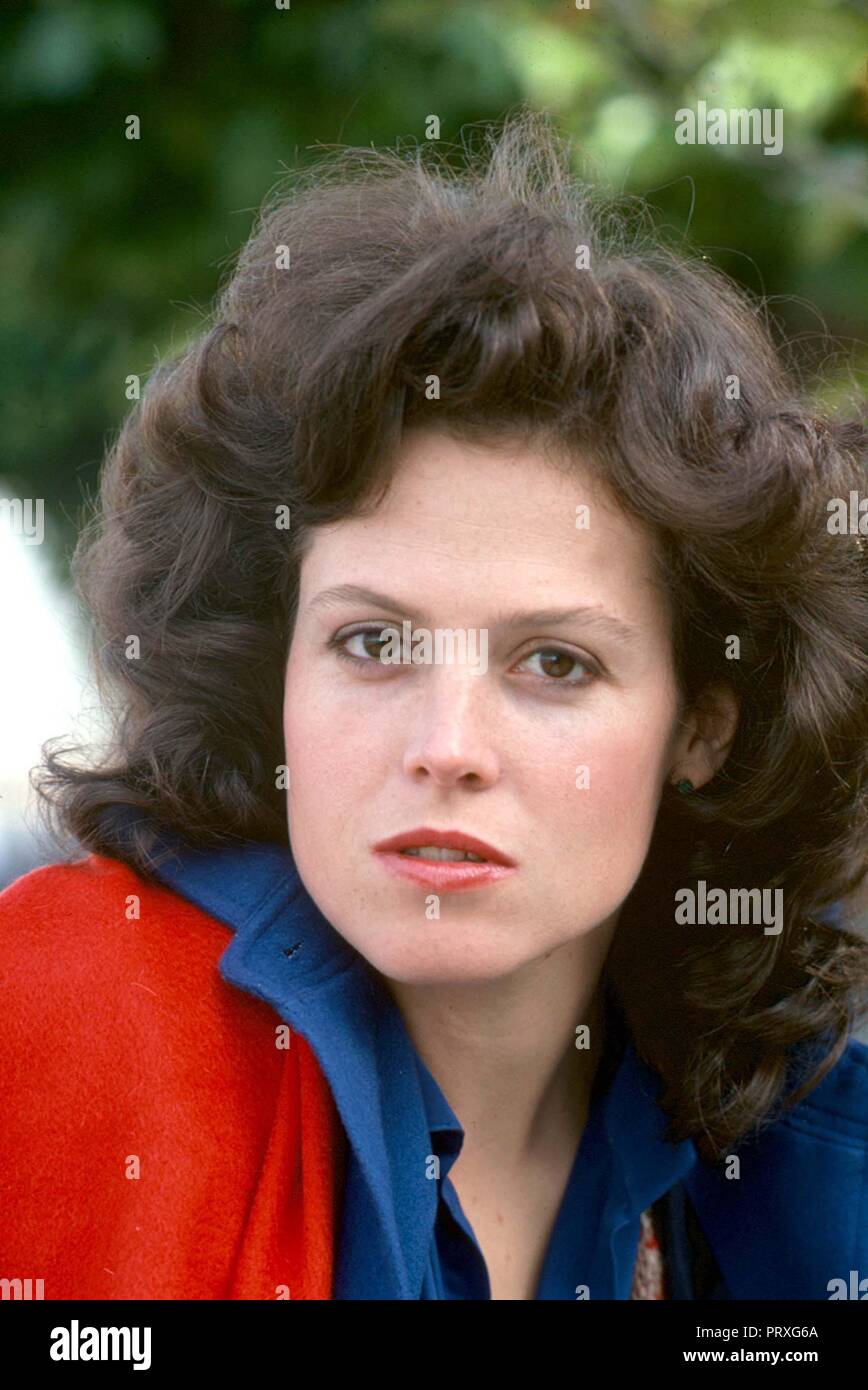 Sigourney Weaver does a photoshoot in London.  Date: October 1978 Picture by Credit: LMK / MediaPunch Ref: LMK11-LIB113-080305 Captioned: 9th March 2005 Credit: LMK / MediaPunch Stock Photo