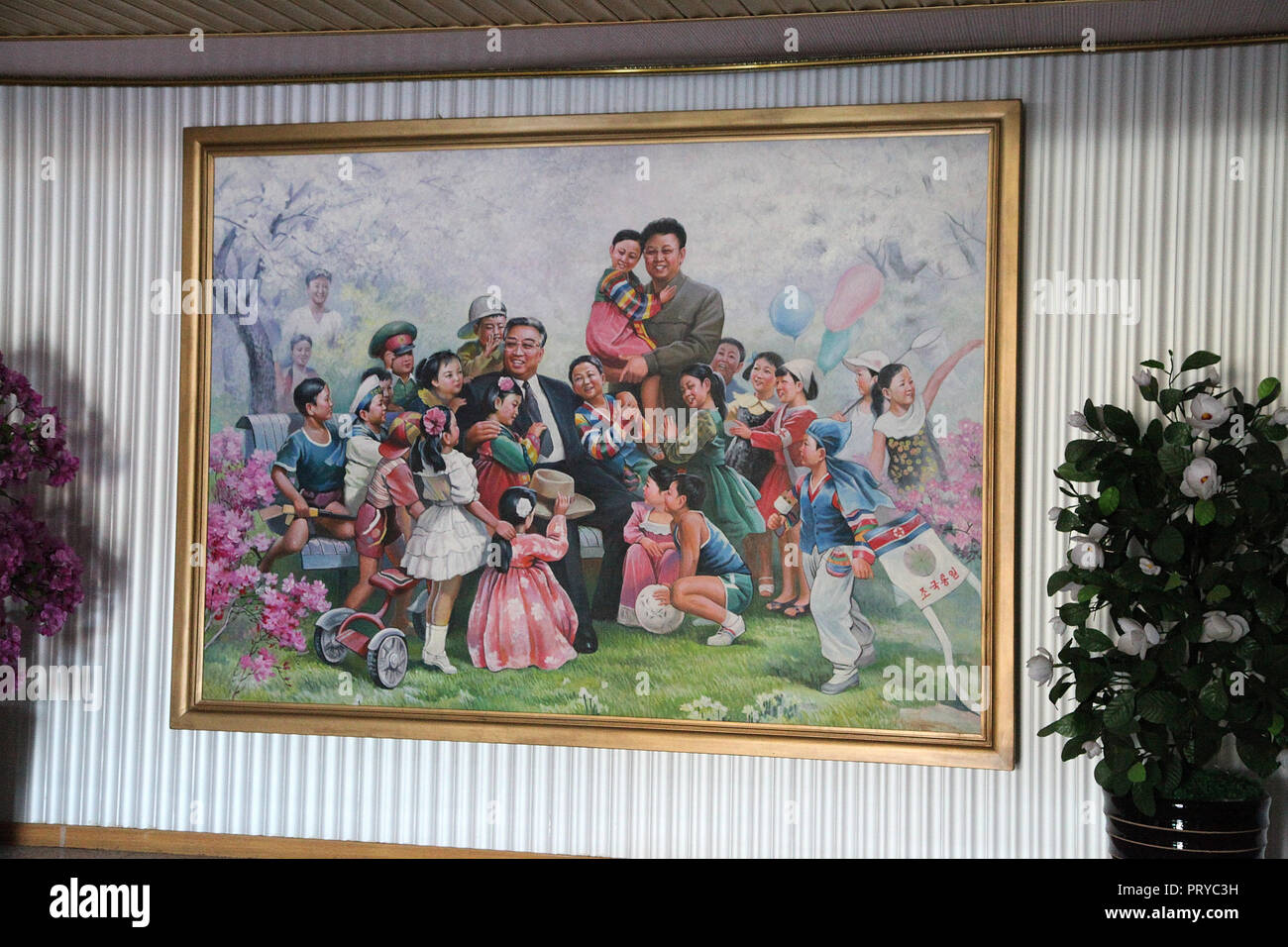 Mural of the Great Leaders with children at Chongjin Steelworkers Kindergarten Stock Photo