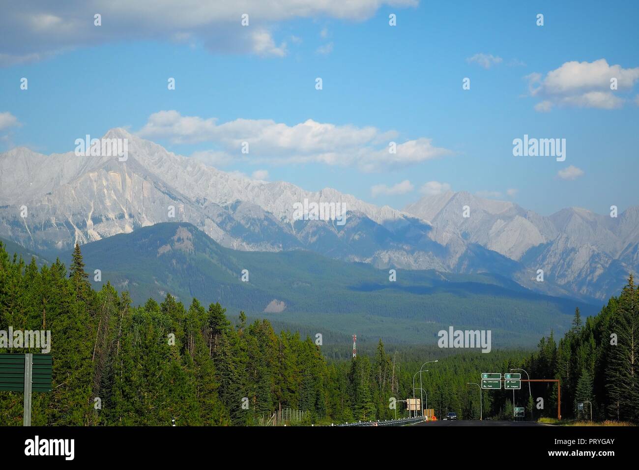 Yoho national park view mountains hi-res stock photography and images ...