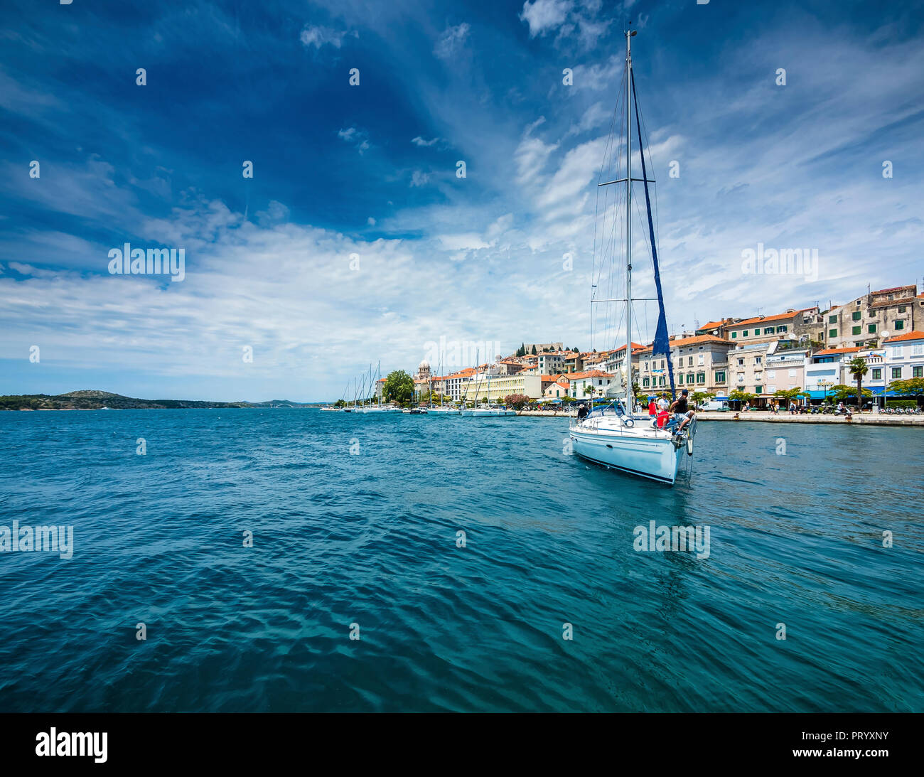Kroatien, Adriaküste, Dalmatien, Region Split, Sibenik mit Uferpromenade und Segelyachten Stock Photo